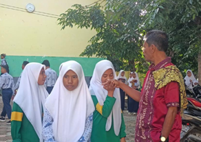 Foto - Salaman Melatih Sopan Santun Siswa MTsN 1 Flotim